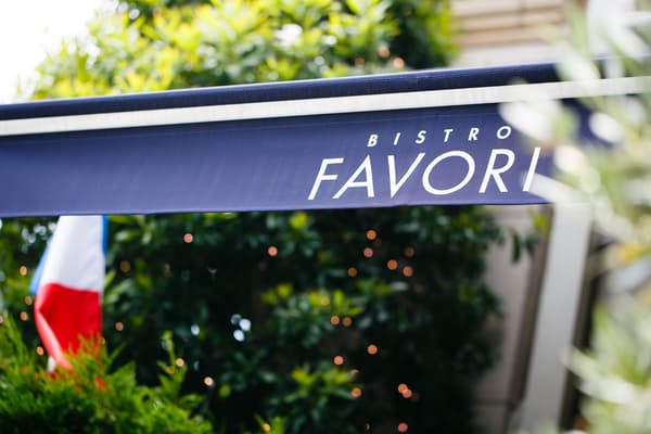 Navy awning with the BISTRO FAVORI sign