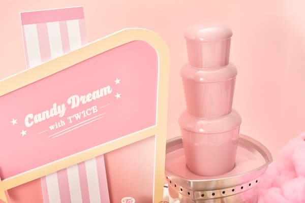 Air mancur cokelat ruby dengan item celupan