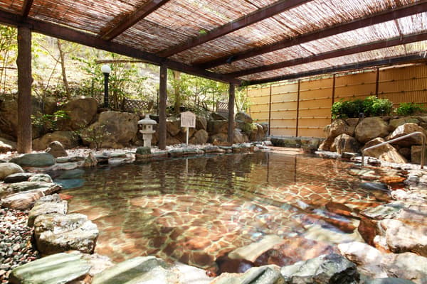 An open-air hot spring bath that soothes body and mind