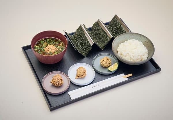 The nori-wrapped set meal featuring three kinds of fresh hikiwari natto