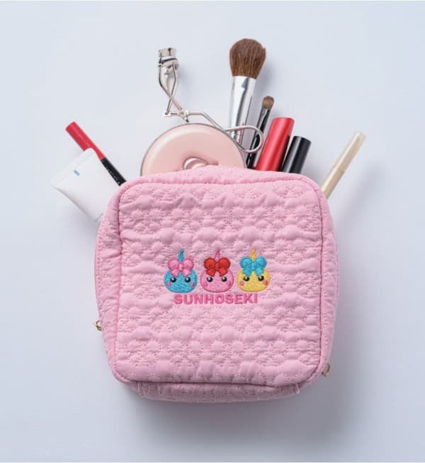 化妝包與化妝品及文具並排，展示實際大小