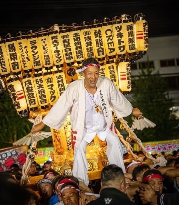 Manto Mikoshi, a portable shrine covered in around 100 lanterns, at the Jumangoku Matsuri Festival