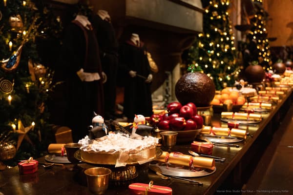 Christmas feast table in the Great Hall at Warner Bros. Studio Tour Tokyo – The Making of Harry Potter
