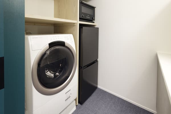 Dapur kecil di dalam kamar, nyaman untuk menginap lebih lama