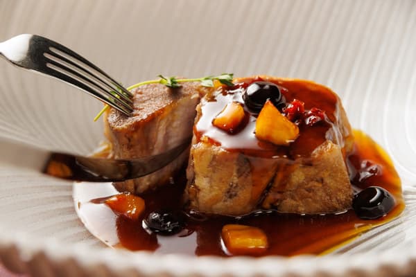 Plato de cerdo con salsa