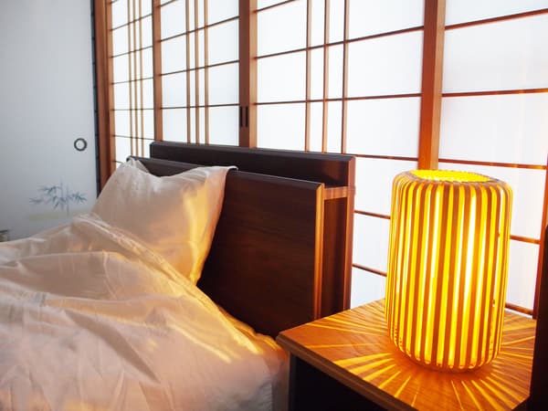 Lámpara de noche y puertas correderas shoji en un dormitorio