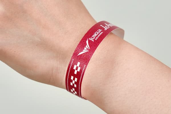 First anniversary Minsar Bracelet distributed to guests at JUNGLIA OKINAWA