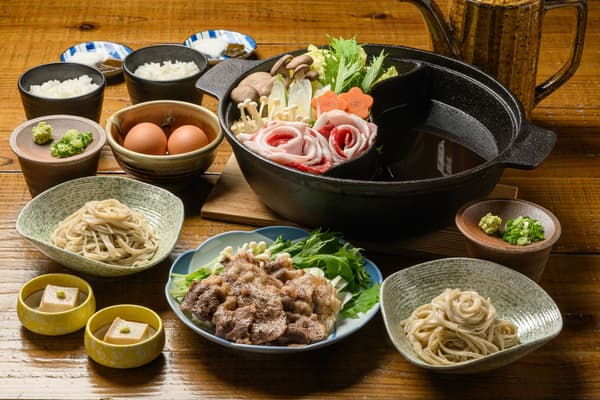 Taste-Comparison Two-Color Botan Nabe Course