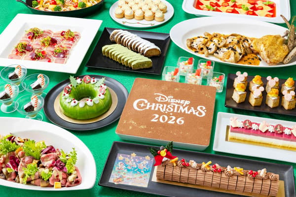 Penyajian prasmanan Natal yang menampilkan kue, hidangan panggang, dan makanan penutup berlabel Disney Christmas 2026