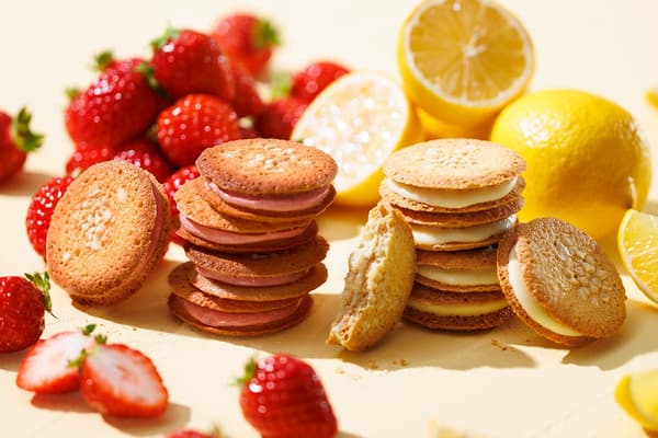 水果瓦片夹心饼（左：草莓，右：柠檬）