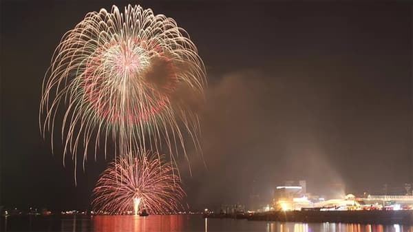 항구 축제 전야 불꽃놀이