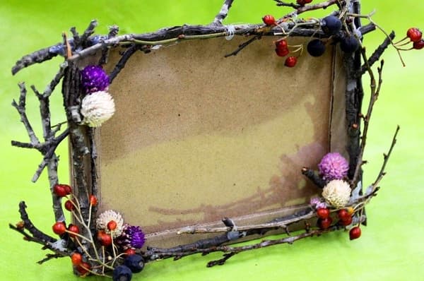 使用花园梅枝和坚果制作的相框（*样品艺术品）