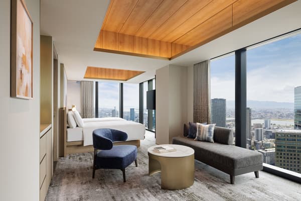 The corner room, where guests can view sparkling fireworks and the autumn sky alongside Osaka's dynamic cityscape