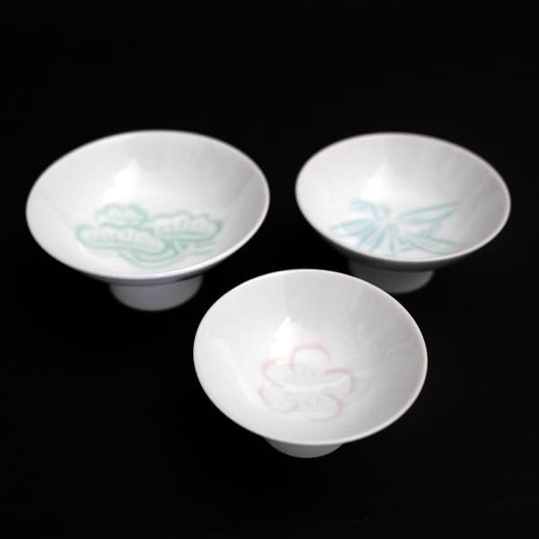 Copas de sake de tres generaciones con diseño tallado de pino, bambú y ciruelo