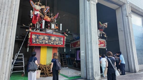 彩车仓库幕后之旅