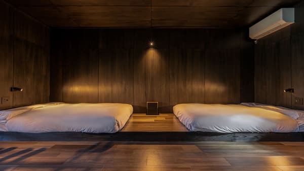 Kamar tidur dengan interior kayu gelap