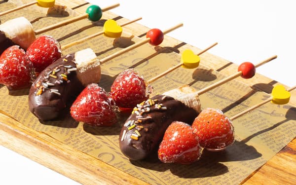 Stall-style candied strawberries and chocolate banana