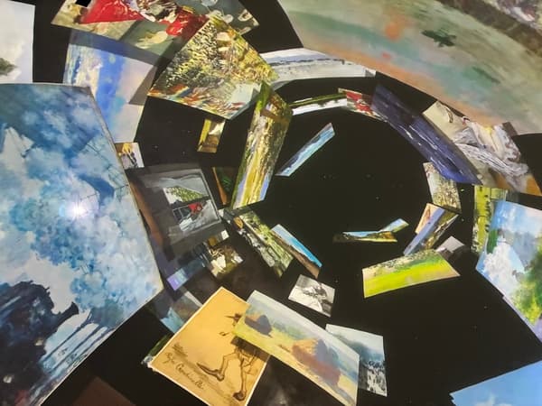 Kubah planetarium imersif yang menampilkan karya seni Monet