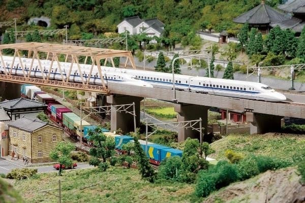 ไดโอราม่าขนาดใหญ่ N Gauge ในนิทรรศการฉลองครบรอบ 50 ปี TOMIX