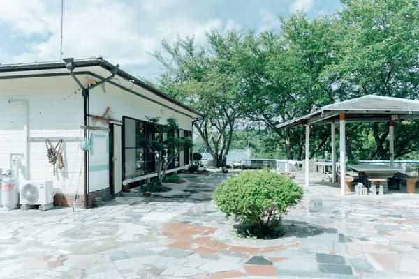带有木质陈设的UMINOIE YUTAKA室内环境