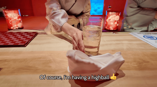 点饮料并在世界地图上贴上贴纸