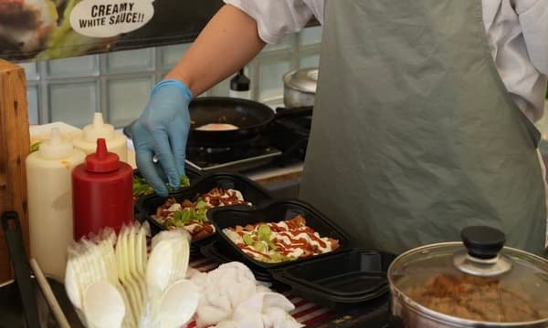COMFES 푸드 부스에서 준비 중인 음식