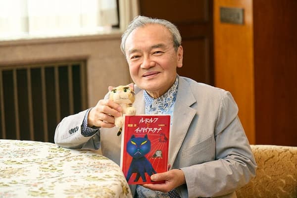 齐藤洋手持《鲁道夫与多来米》的肖像