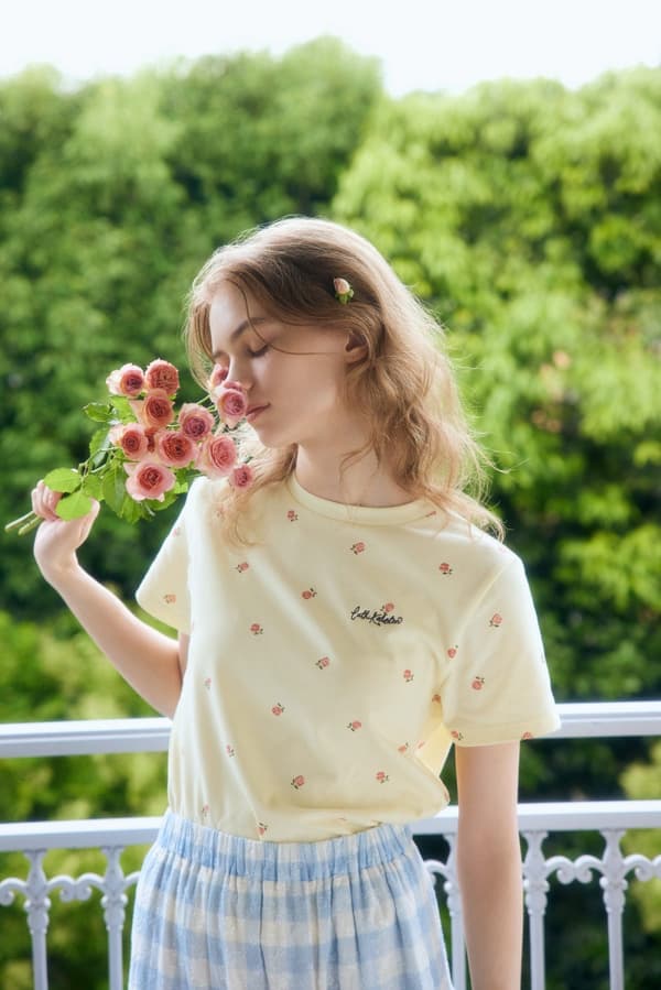Cath Kidston เสื้อยืดเบสิก Rose สีเหลืองอ่อน