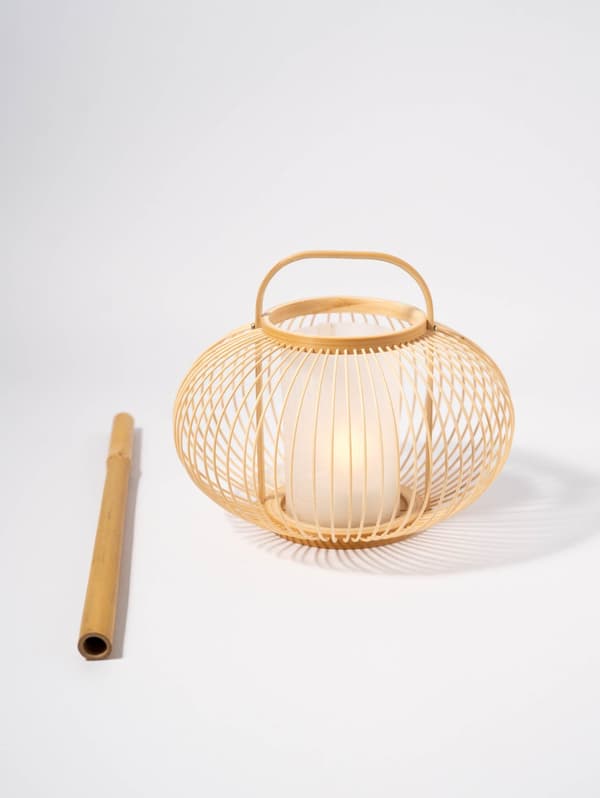 Una linterna bonbori chochin con una vela encendida