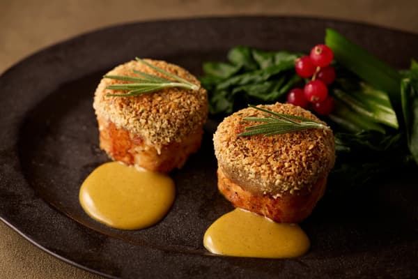 Chiba-grown Herb Chicken with Nut Crust and Coconut-Flavored Curry Sauce