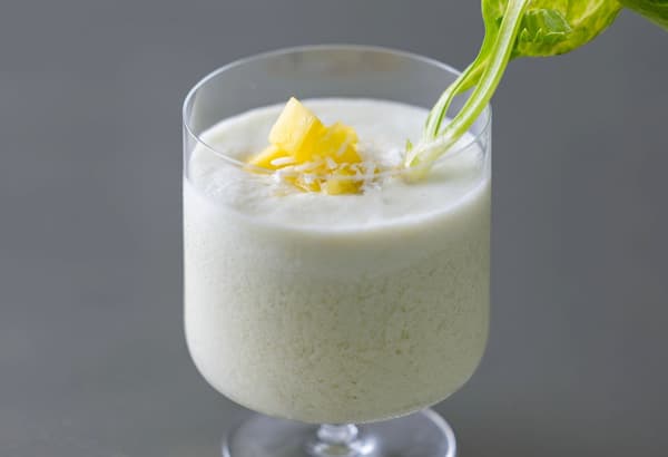Batido de piña, apio y leche de coco