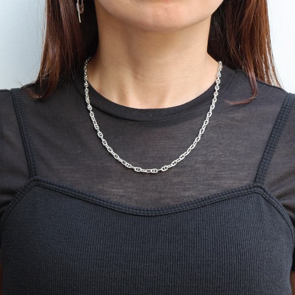 COLLAR HOLLOW MARINE CHAIN (FINO) puesto alrededor del cuello, vista alternativa