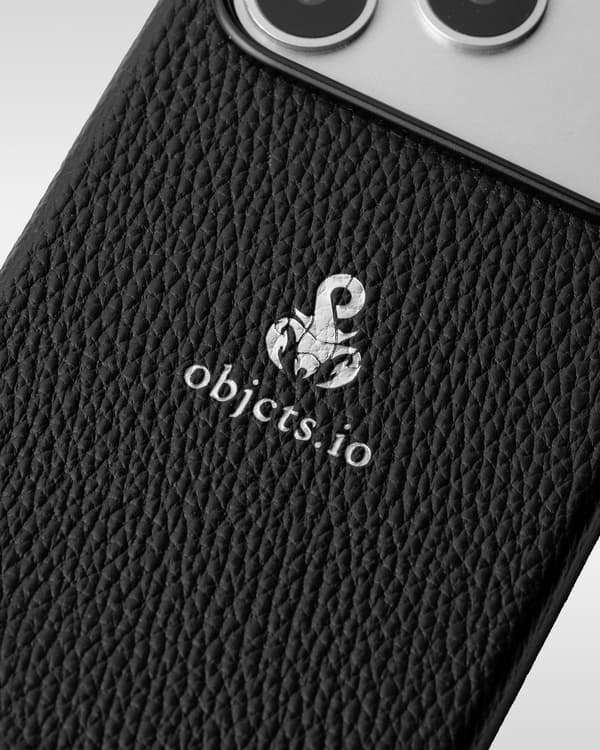 โลโก้แมงป่องและโลโก้ objcts.io ปั๊มฟอยล์สีเงิน
