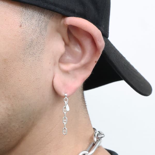 Pendiente perforado Hollow Marine Chain 6pcs puesto en una oreja, vista alternativa