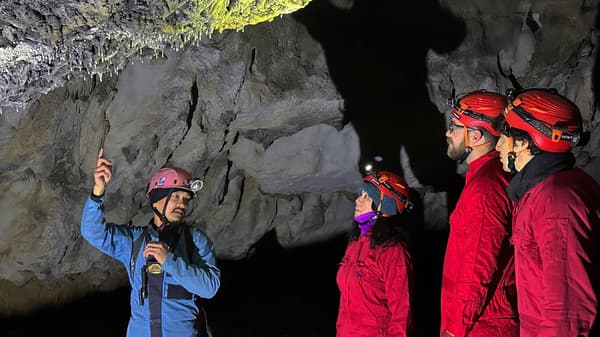 Exploración de cuevas tejida con historias de la historia y geología de la región