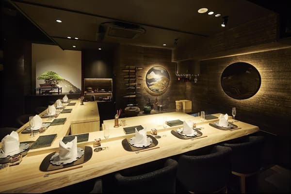 Interior view of 六本木 鮨悠 restaurant counter