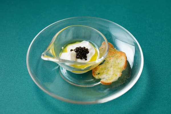 Entrante: Matrimonio de queso burrata italiano y caviar