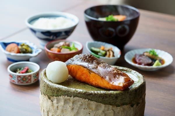 두툼한 은연어 조식 세트(이미지)