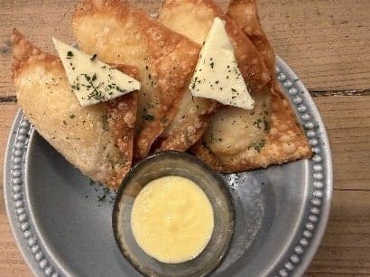 GYOZA SHACK: Fried Potato and Butter Gyoza con salsa de crema de maíz Otsukimi