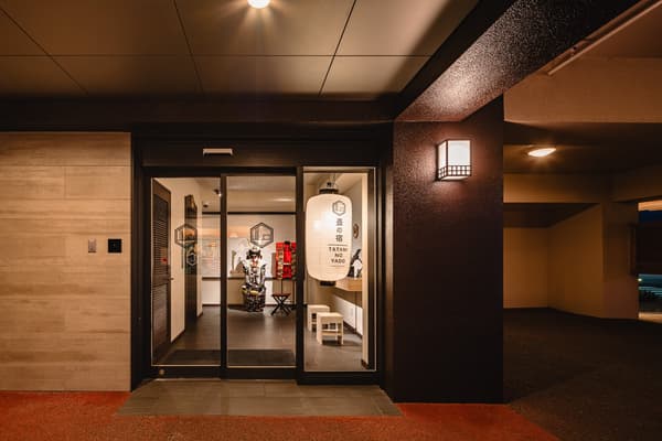 入口處設有燈籠和武士頭盔