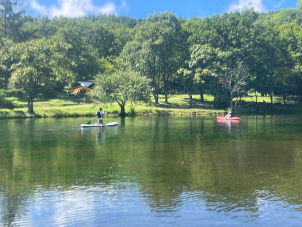 Paddling a leisurely lap around Komadenoike, ringed by white birches and deep green forest