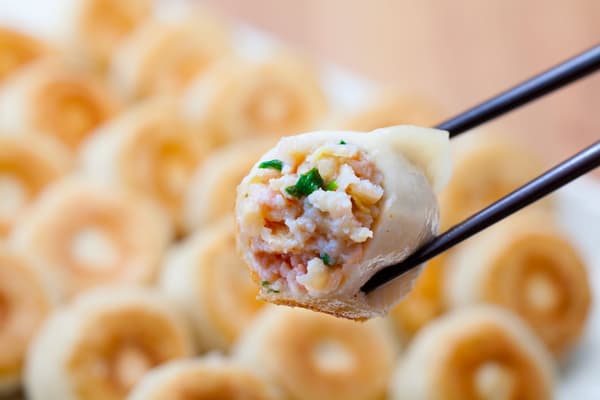 Gyoza recién hecha a la plancha con un relleno jugoso que brota