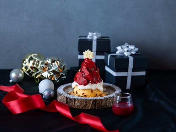SNOW MELT, Basque cheesecake cokelat putih dan Amaou yang ditata menyerupai pohon Natal