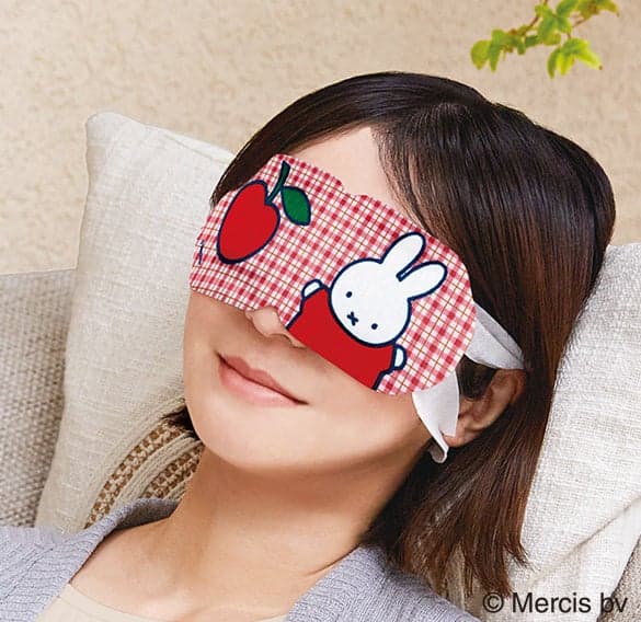 Mujer relajándose con el antifaz térmico de Miffy