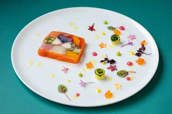 Aperitivo frío: Pressé de abulón negro nacional y mariscos, 