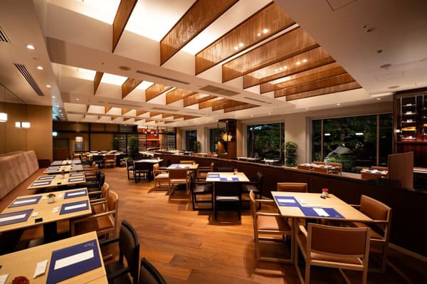 带花园景色的餐厅内部