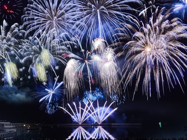 Fuegos artificiales de cuenta regresiva de Nochevieja