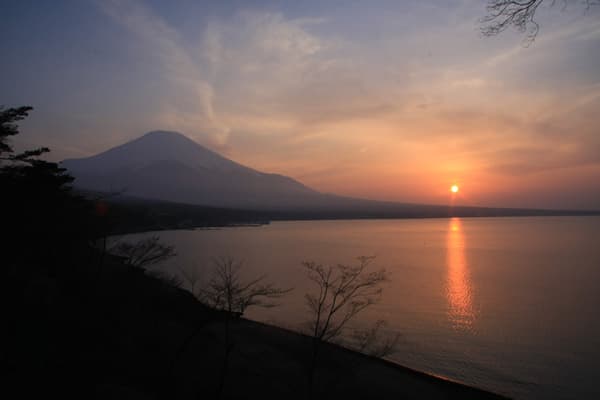 行駛於山中湖上的水陸兩用巴士「山中湖河馬」