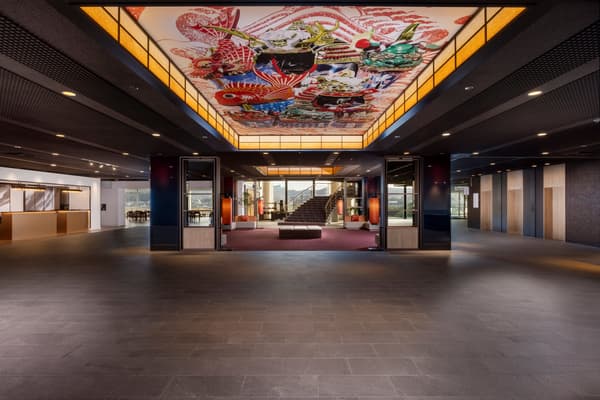 以唐津宮日祭為主題的大廳天花板