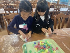 孩子们制作披萨